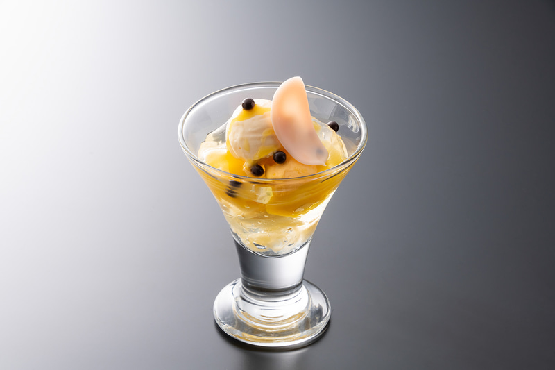 ラウンジで提供する「福島県産白桃のパフェ 3種の氷菓と共に」