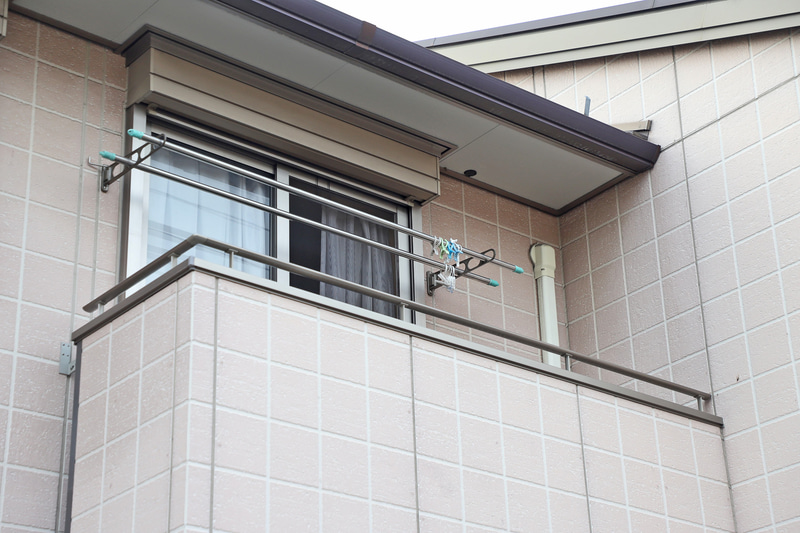 我が家（賃貸）のバルコニーは幅75cm、長さ280cmと狭小。このような小さなバルコニーはサービスバルコニーと呼ばれる