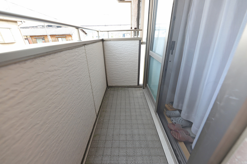 洗濯物を干す以外に使いみちがないここをくつろぎスペースに改装することにした