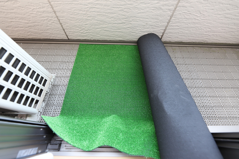 ホームセンターで最も安い人工芝。カッターナイフで直接カットしながら敷いていく