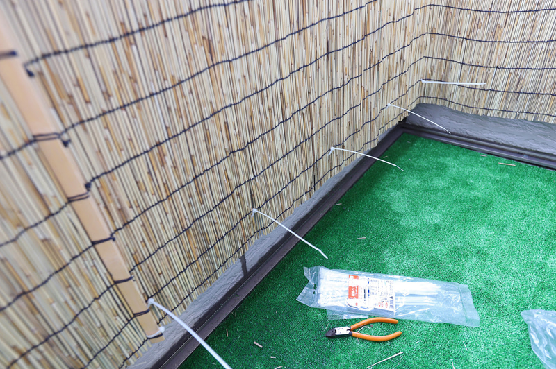裏に棒（園芸用支柱）を通して結束バンドで固定、補強していく