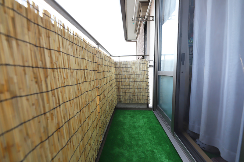 人工芝とよしずで、バルコニー改装（Ver.1）の完成とした。ここまででかかった費用は計2493円