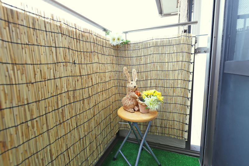 人工芝とよしずで、バルコニー改装（Ver.1）の完成とした。ここまででかかった費用は計2493円