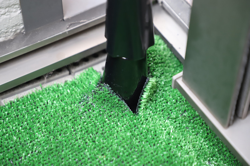 柱は人工芝の下、床面にしっかりと固定した