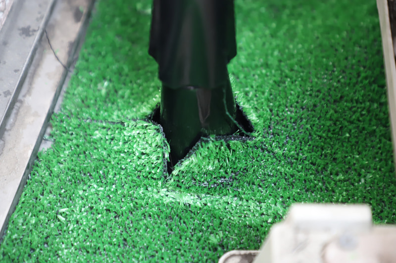 柱は人工芝の下、床面にしっかりと固定した