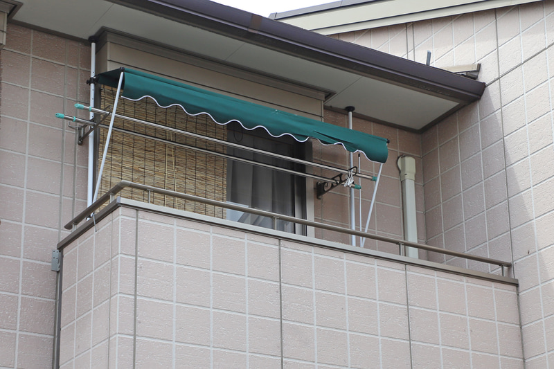 オーニングを設置し、雨が降り込むバルコニーが全天候型のベランダに進化