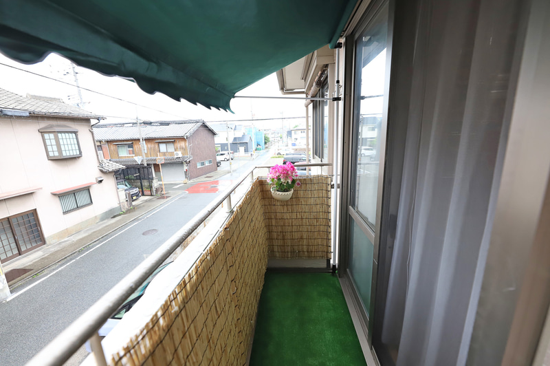 オーニングを途中まで展開した様子。雨が心配な日も洗濯物を干せる