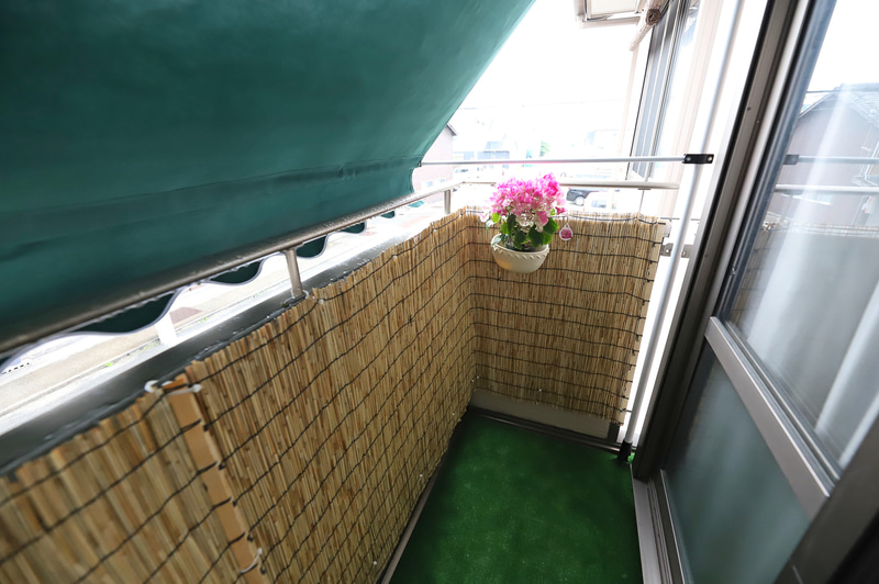 バルコニーを完全にカバーした様子。太陽光の輻射熱があり、風通しもわるくなるが直射日光は防げる