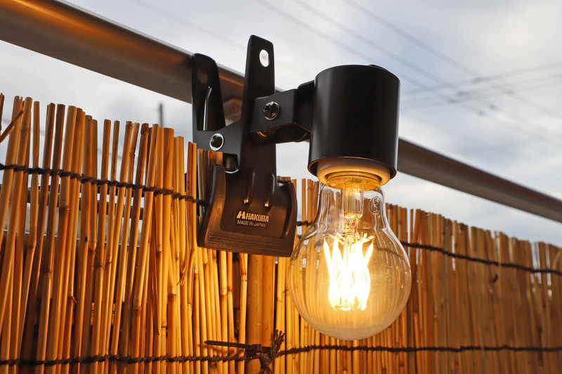 暖色系のLEDライトを設置。クリップ式でつけ外しが簡単。これで涼しくなる夜間でもベランダ生活が楽しめそう