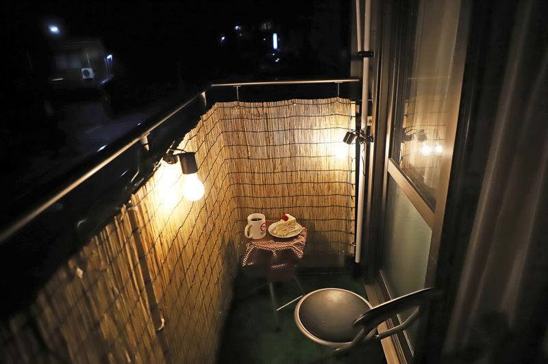 改装ベランダ（Ver.1）の夜間の様子。この日はやや肌寒かったが、夏場にベランダで過ごすには夜のほうが快適そうだ