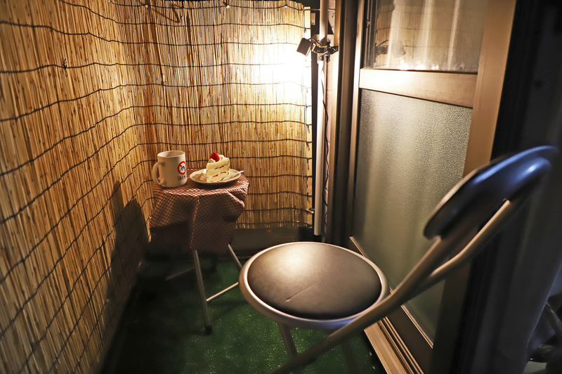 改装ベランダ（Ver.1）の夜間の様子。この日はやや肌寒かったが、夏場にベランダで過ごすには夜のほうが快適そうだ