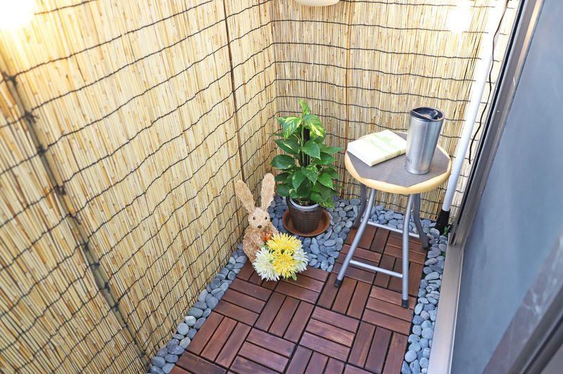 ウッドパネルと石を敷いたベランダリフォーム Ver.3 「坪庭」仕様