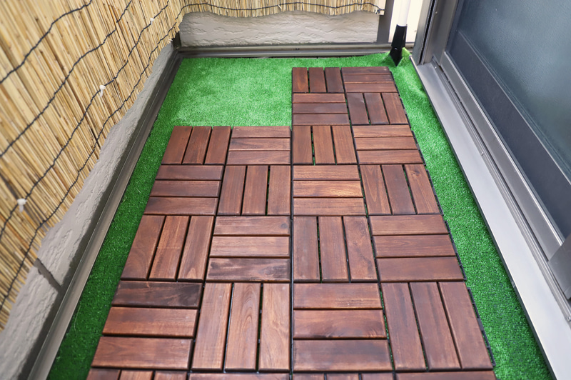 ウッドパネルは最小ロットの9枚を購入。裏面は樹脂の脚がついていて水はけも問題なさそう