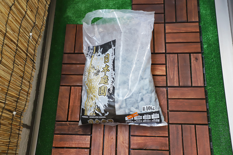 石を敷けば一気に和のテイストに。ホームセンターで那智石10kgを購入した