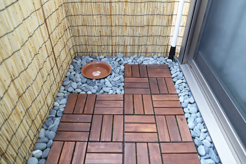 ベランダのもっとも日が当たらない部分に観葉植物（ポトス）を設置。ポトスは高温には強いが極端な直射日光を嫌うのでこの位置がよさそうだ