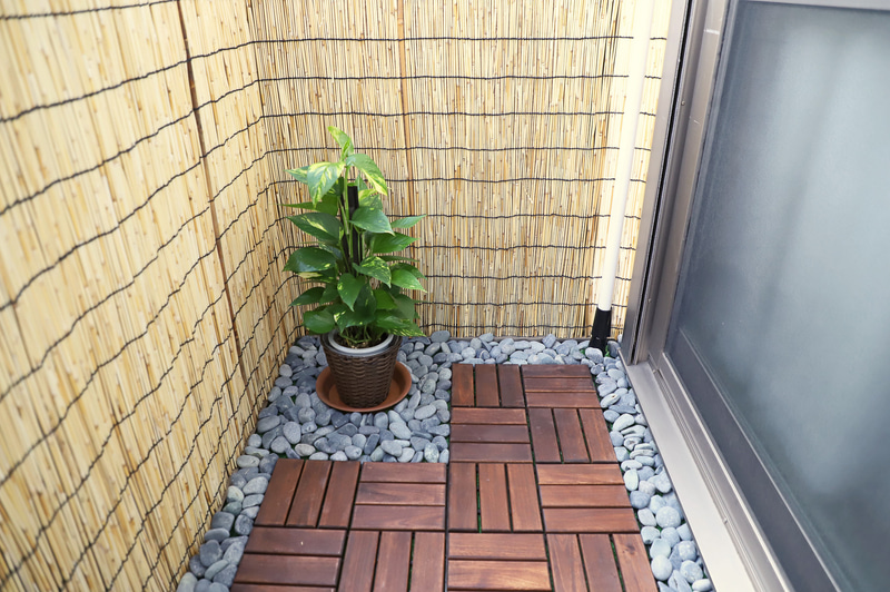 ベランダのもっとも日が当たらない部分に観葉植物（ポトス）を設置。ポトスは高温には強いが極端な直射日光を嫌うのでこの位置がよさそうだ