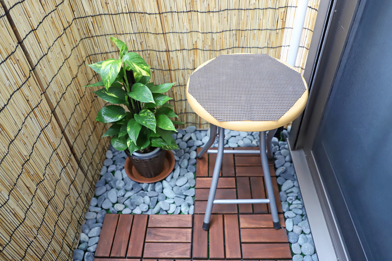 座面がウッドのチェアをテーブル代わりに。100円ショップのすべり止めを敷いた