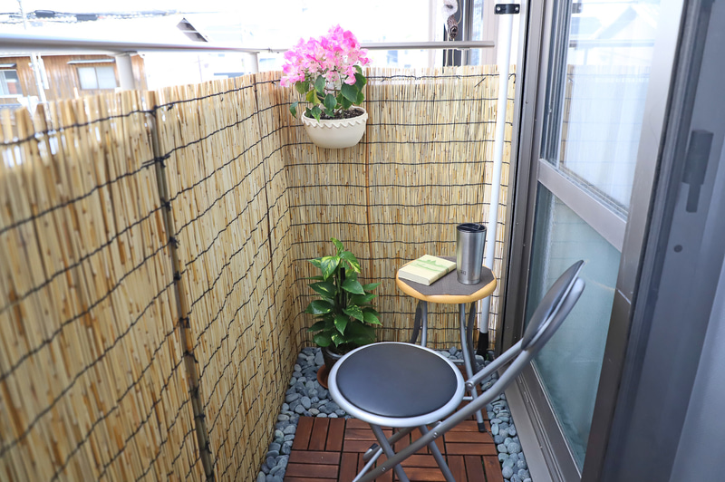 「Ver.3仕様」が完成。かかった費用はウッドパネル＋石＋よしずで6076円（観葉植物やチェアなどは元々家にあったもの）で、原状回復も容易だ