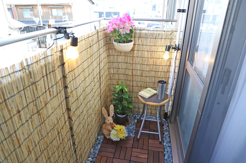 「Ver.3仕様」が完成。かかった費用はウッドパネル＋石＋よしずで6076円（観葉植物やチェアなどは元々家にあったもの）で、原状回復も容易だ