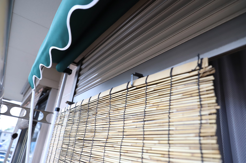 最初にベランダにつけていた幅88cmのよしずは窓（シャッター）に取り付けた