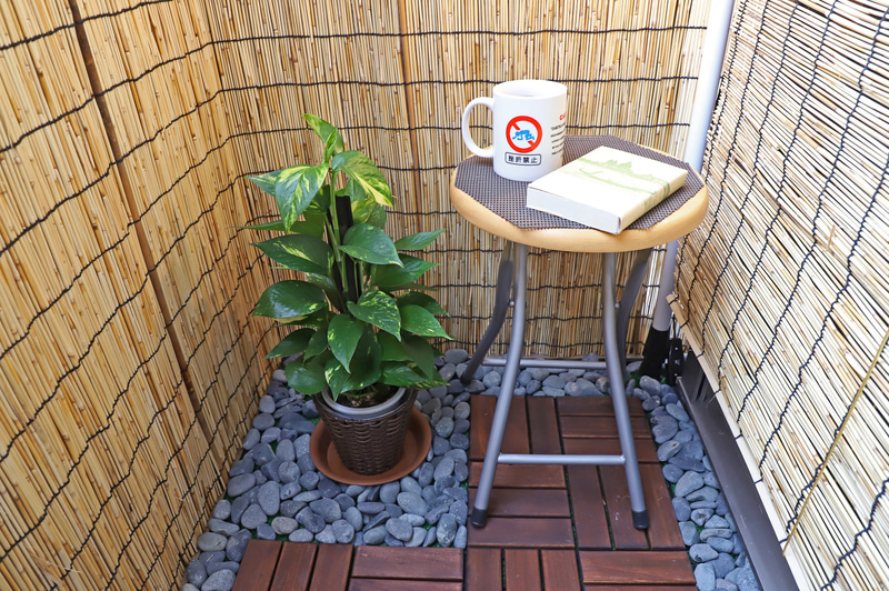 ベランダで読書。窓をよしずで隠してしまえば、家にいることを忘れてしまう