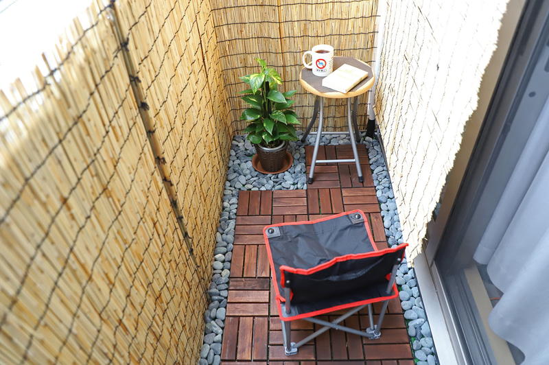 読書スタイル。集合住宅だと音に気遣う必要があるので、基本はこのような過ごし方だろうか