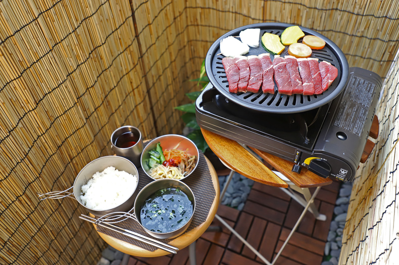 ベランダで1人焼肉ランチに挑戦。インパクトある光景だ