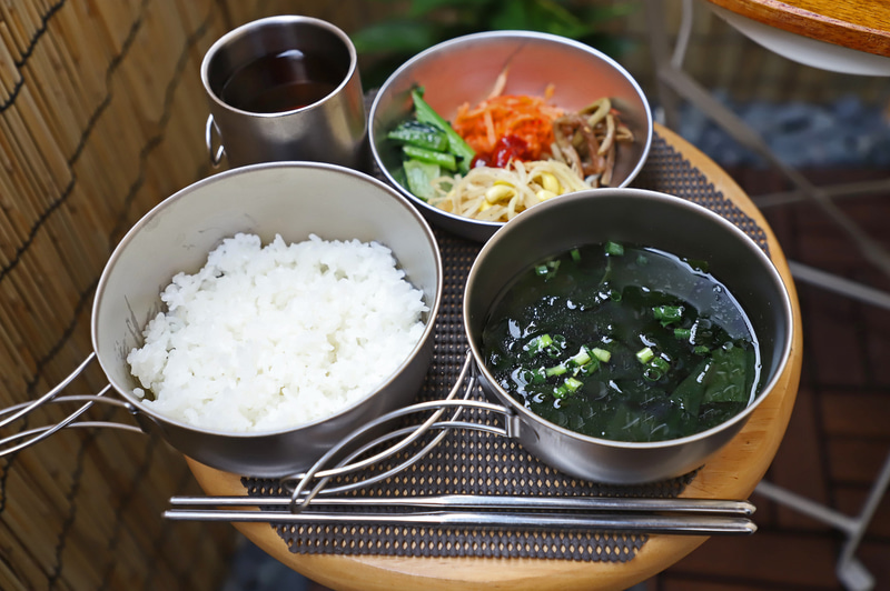ナムル、わかめスープ、ご飯。アウトドア用のアルミやチタンのクッカーを使えば見た目も韓国風焼肉に