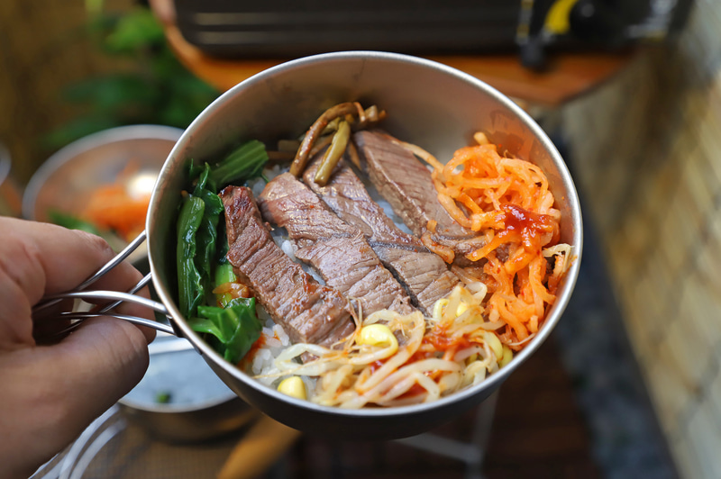 なるべくニオイが出ないよう肉の味付けは塩コショウのみ。コチジャン、ナムルと合わせて焼肉丼とした