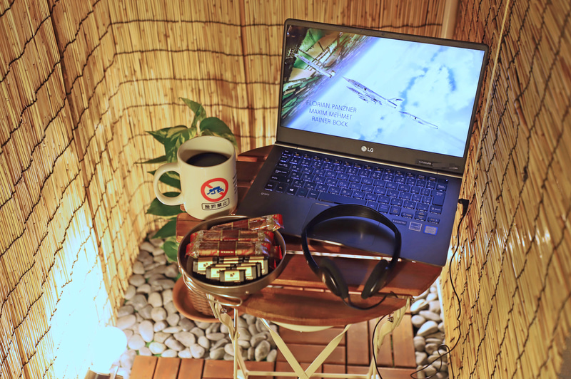 コーヒーとお菓子を用意して、Amazonプライムで映画鑑賞。音が漏れないようにヘッドフォンを使用