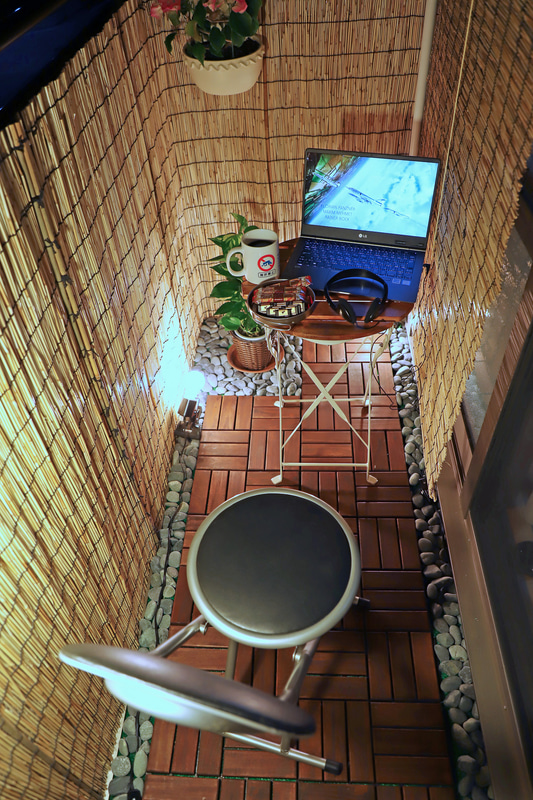 夜のベランダは気が散る要素がないので、まるで映画館のように集中できる。調光機能付の照明だともっといい雰囲気になりそう