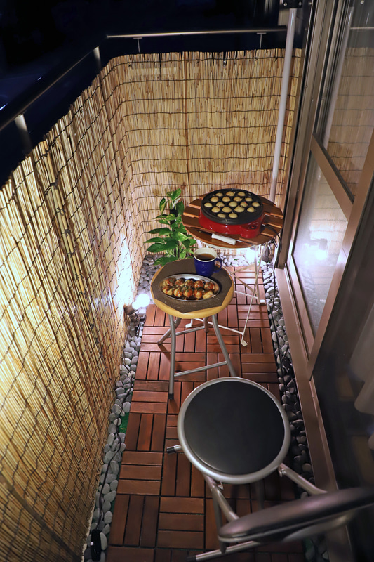 1人もくもくとたこ焼きを量産し、階下にいる家族に供給。ひんやりとした夜風が心地いい