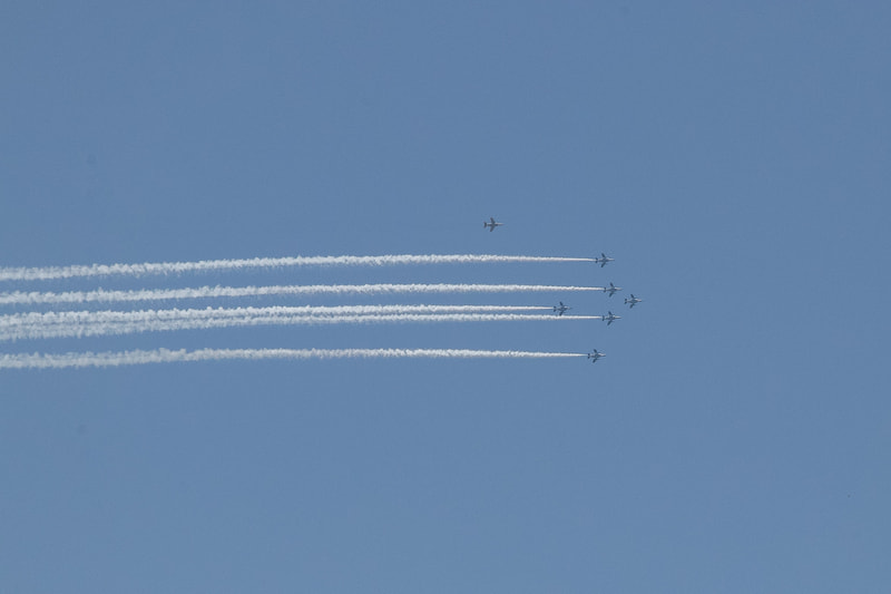 医療従事者などに対する敬意と感謝を示すために飛行したブルーインパルス