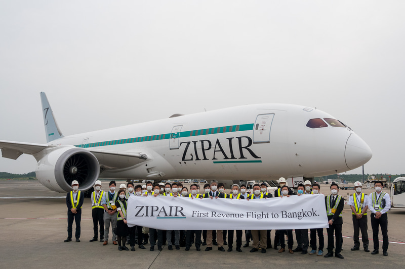 初便出発を祝ってZIPAIR社員が記念撮影