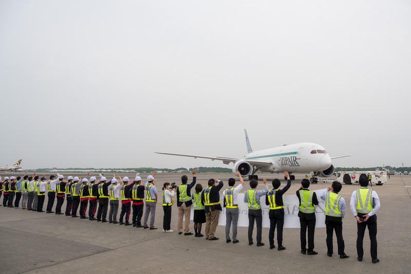 初便出発を見送る西田社長やZIPAIRスタッフ