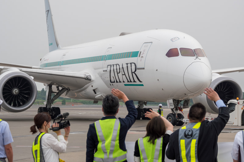 初便出発を見送る西田社長やZIPAIRスタッフ