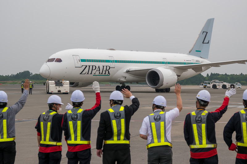 初便出発を見送る西田社長やZIPAIRスタッフ