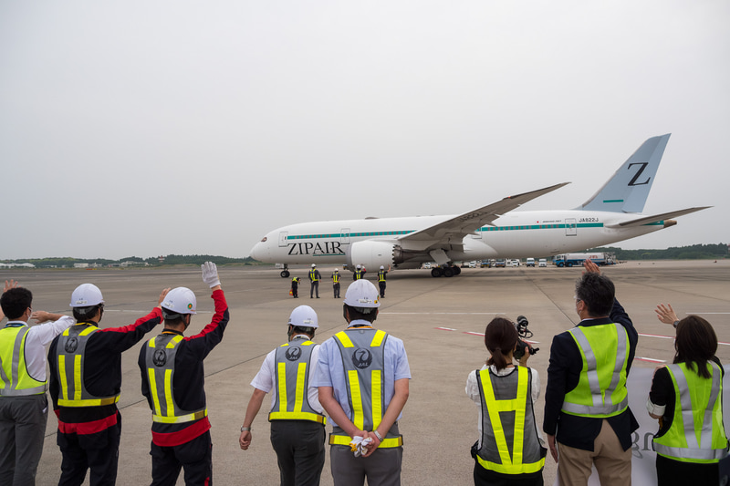 初便出発を見送る西田社長やZIPAIRスタッフ