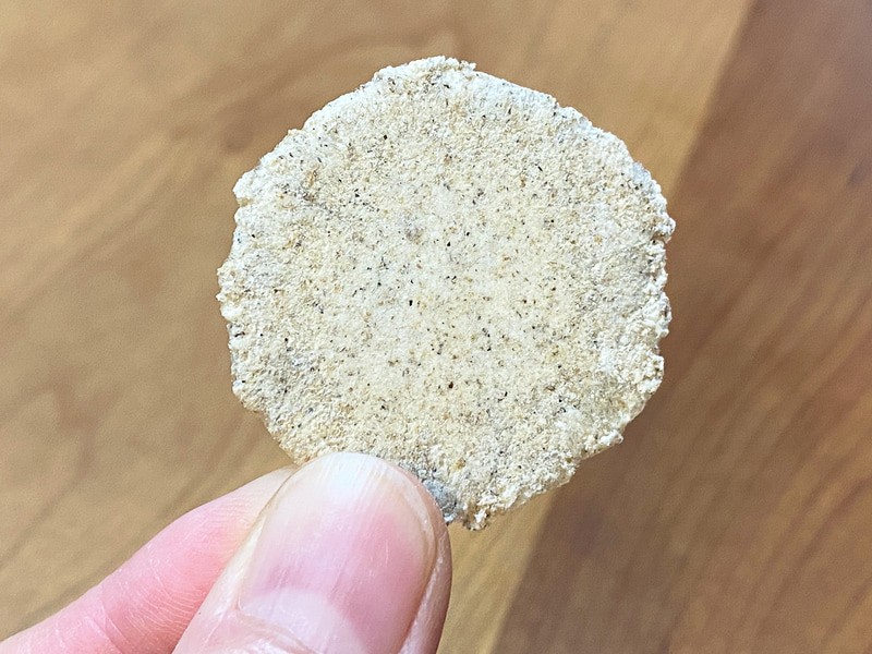 直径は4cmほど。どちらかというと硬めの食感