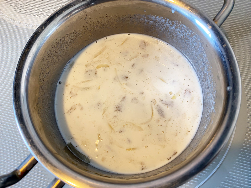 牛乳を入れて混ぜます