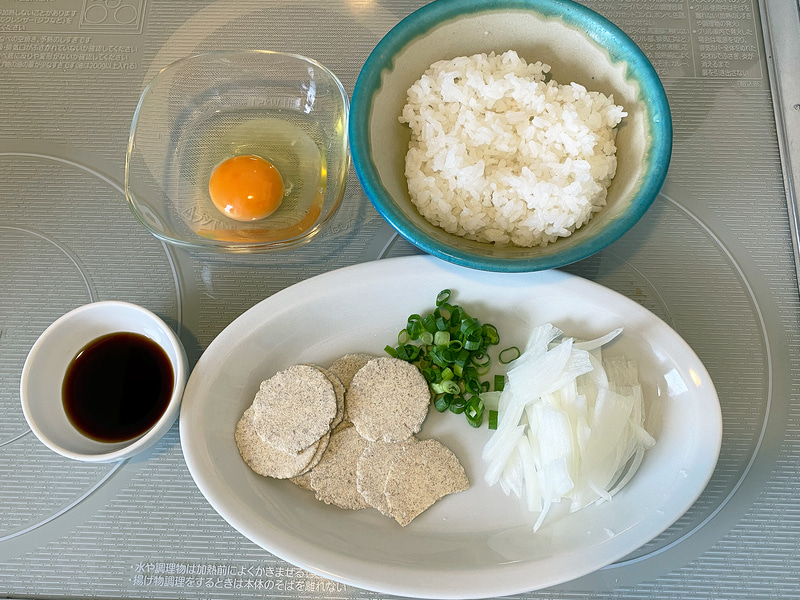 材料は親子丼とほぼ同じようなもの（これで1人分です）