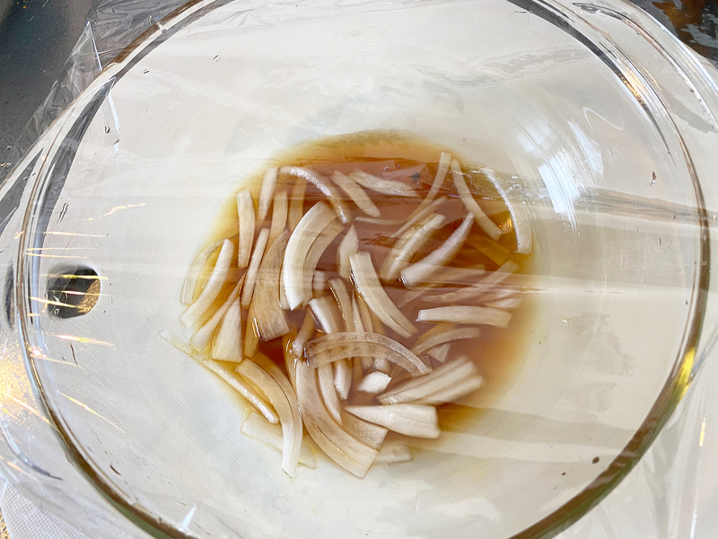 めんつゆと水、玉ねぎをレンジで1分