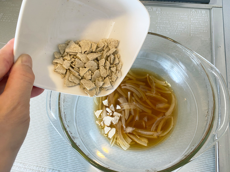 そこに細かく割ったコオロギせんべいを入れてさらにレンジで約30秒