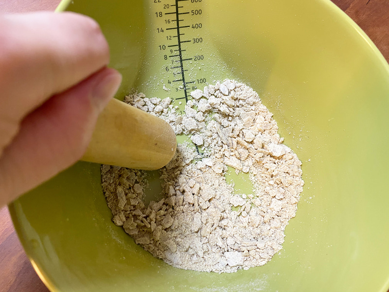 手で細かく割ったものを摺り棒でさらに細かくしていきます