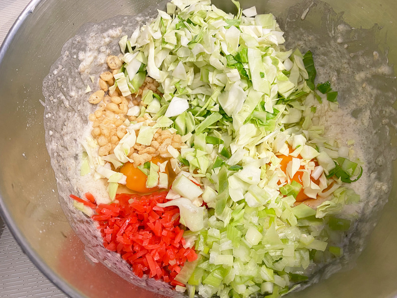 そのほかの材料（キャベツ、揚げ玉、卵、紅生姜、ネギ、水など）と混ぜ混ぜします