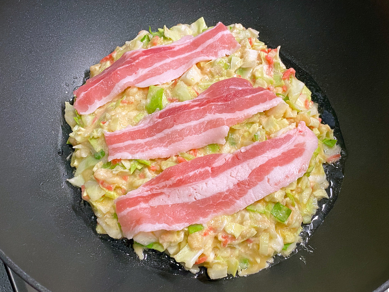 焼きます。豚バラ肉は忘れずに
