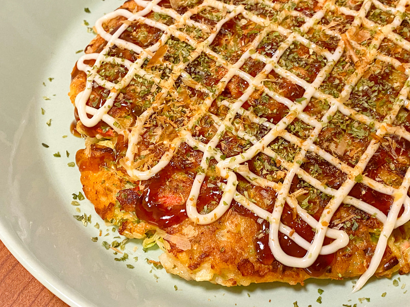 ソース、マヨネーズ、かつお節、あおさのりなどをかけてできあがり