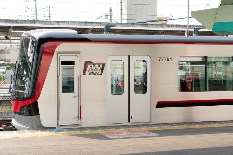 先頭車両には「70090 SERIES」と書かれたデザインロゴが入る