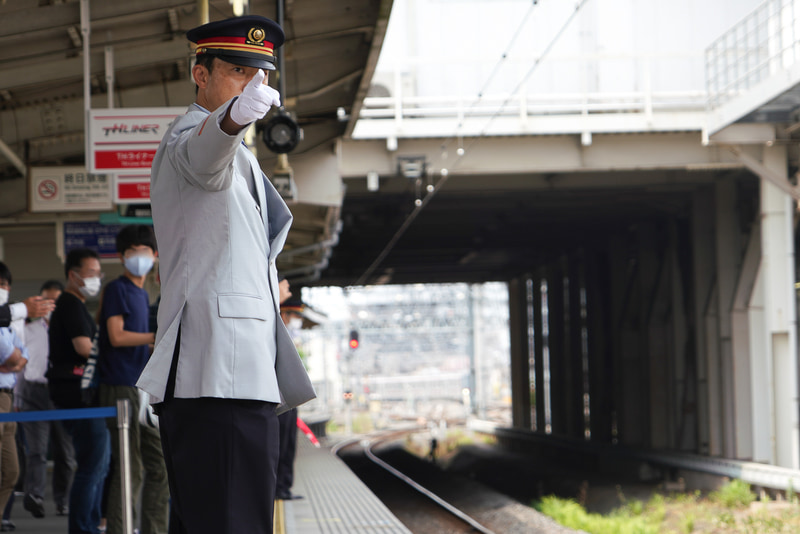 入線前の久喜駅 駅長による指差確認