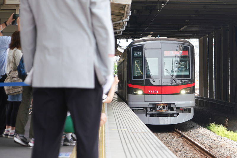 行先表示板は回送表示。待ちわびたファンがシャッターを切る